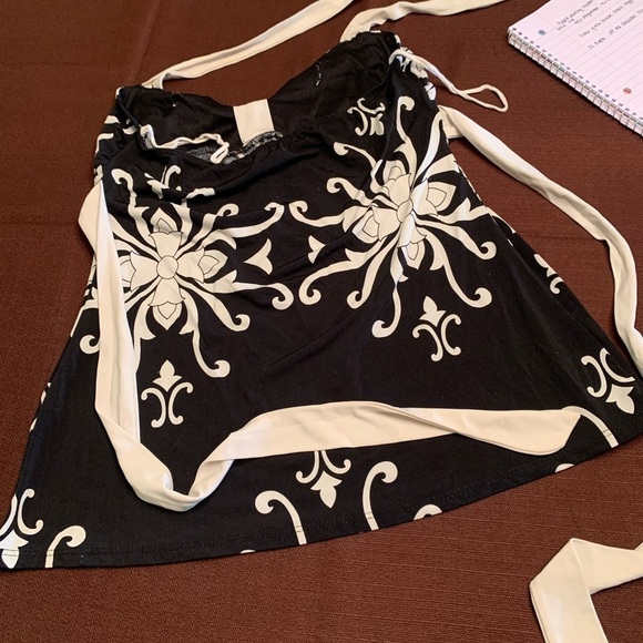 𝅺CHARLOTTE Russe black and white print top - Picture 2 of 4